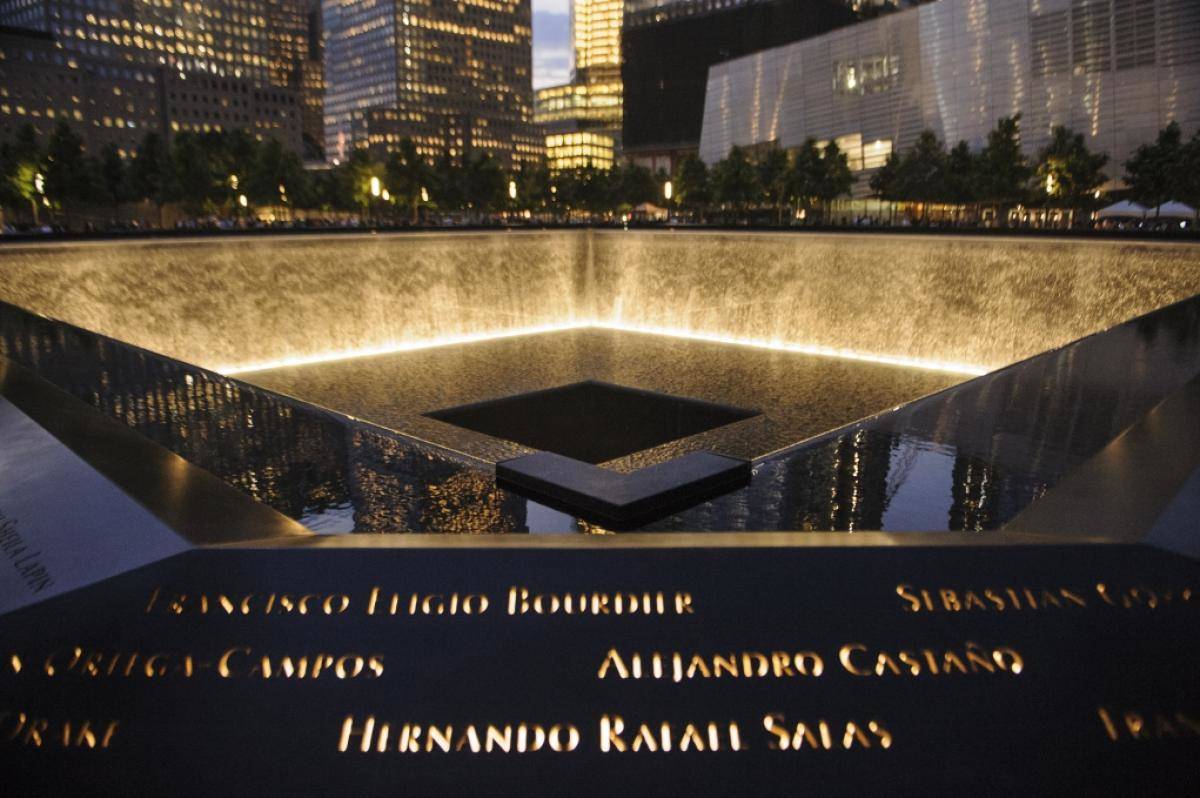 Память 9 11. Мемориал 9/11 в Нью-Йорке. Мемориал 11 сентября в Нью-Йорке. Мемориал 911 в Нью-Йорке. Музей 11 сентября в Нью-Йорке.
